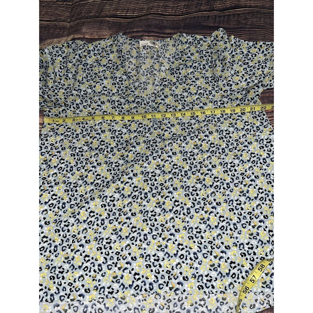 Everleigh Top Women Size Large Blue Cheetah Print V Neck Short Sleeve Casual - Picture 3 of 6